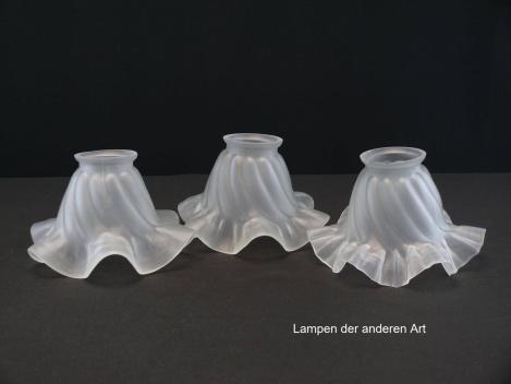 3-er Set Jugendstil Lampenschirm gebraucht, Glas grau satiniert, stilisierte Blüte, reliefierte schräg angeordnete Bohlen auf der zylindrischen Wandung, Nostalgie Ersatzglas, D: ca.16m, H: ca.9cm, Glashalter Griffrand Ø5,7cm