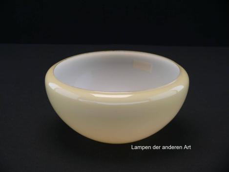 Preview: Art Deco Lampenschirm gebraucht, Glas, elfenbeinfarben, glatte glänzende Oberfläche, Nostalgie Ersatzglas, D: ca.18cm, H: ca.9cm, ohne Glashalter Griffrand, Loch Ø45mm,  Öffnung Ø innen 15,5mm, von unten