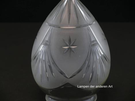 Preview: Jugendstil Lampenschirm gebraucht, antik, Glas grau satiniert, mit Schliffmotiven verzierte Oberfläche, Schüsselform mit erhöhtem Zentrum, Strahlenschliff mittig, umlaufend breites Schliffband, Griffrand ø15cm, Detail Schliffband, Detail Schliffmotive