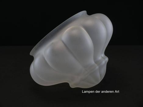Preview: Jugendstil Lampenschirm gebraucht, alter original Kuppelschirm grau satiniert, bauchig ausgeformte Wandung, mittig geschnürt und knaufartig zulaufend, Nostalgie Ersatzglas D: ca.26cm, H: ca.18cm, Glashalter Griffrand ø20cm, seitlich
