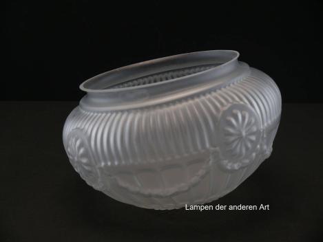 Preview: Jugendstil Lampenschirm gebraucht, antike Kuppel grau satiniert, Wandung reliffiert, umlaufende Girlande, dazwischen platzierte Medallions, Nostalgie Ersatzglas D: ca.21cm, H: ca.13cm, Glashalter Griffrand Sondergröße Ø15,5cm, von unten