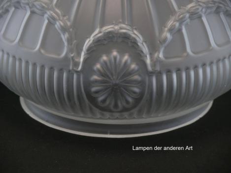 Preview: Jugendstil Lampenschirm gebraucht, antike Kuppel grau satiniert, Wandung reliffiert, umlaufende Girlande, dazwischen platzierte Medallions, Nostalgie Ersatzglas D: ca.21cm, H: ca.13cm, Glashalter Griffrand Sondergröße Ø15,5cm, Detail Relief
