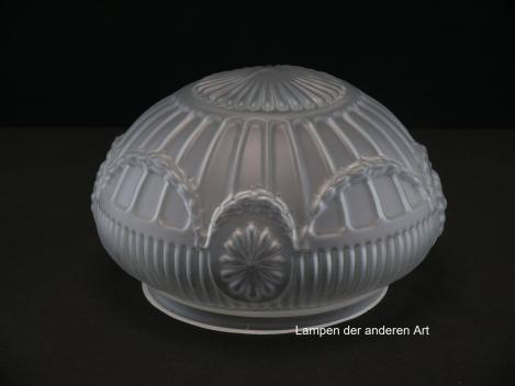 Jugendstil Lampenschirm gebraucht, antike Kuppel grau satiniert, Wandung reliffiert, umlaufende Girlande, dazwischen platzierte Medallions, Nostalgie Ersatzglas D: ca.21cm, H: ca.13cm, Glashalter Griffrand Sondergröße Ø15,5cm