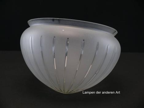 Preview: Art Deco Lampenschirm gebraucht, antiker original Kuppelschirm grau satiniert, durch klare geschliffene Strahlen separierte Wandung, Halbkugel, leicht spitz zulaufend, Nostalgie Ersatzglas, Glashalter Griffrand ø20cm, von unten