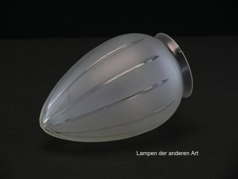 Preview: 3-er Set Art Deco Lampenschirm gebraucht, zapfenförmiges Glas, satinierte Oberfläche, durch klare geschliffene Strahlen separierte Wandung, spitz zulaufend, Nostalgie Ersatzglas, D: ca.10cm, H: ca.16cm, Glashalter Griffrand Ø8cm, liegend