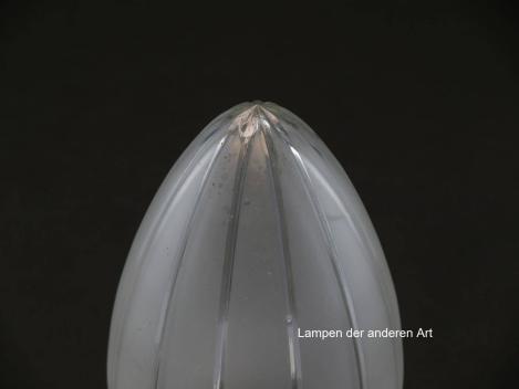 Preview: 3-er Set Art Deco Lampenschirm gebraucht, zapfenförmiges Glas, satinierte Oberfläche, durch klare geschliffene Strahlen separierte Wandung, spitz zulaufend, Nostalgie Ersatzglas, D: ca.10cm, H: ca.16cm, Griffrand Ø8cm, Detail Abplatzer in der Spitze