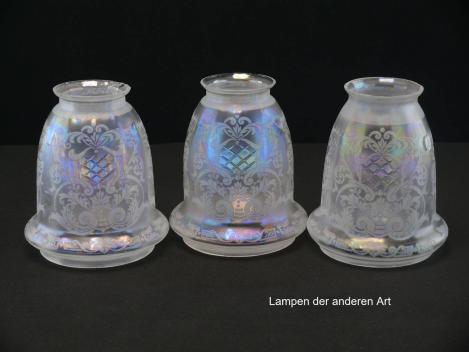 3-er Set Jugendstil Lampenschirm gebraucht, glockenförmiges Glas, gelüsterte Oberfläche, Wandung mit Ätzmotiven und geschliffenen Rauten ganzflächig verziert,wulstig abstehender Abschlussrand, Glashalter Griffrand Ø6cm - gemessen 5,7cm