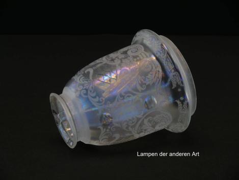 Preview: 3-er Set Jugendstil Lampenschirm gebraucht, glockenförmiges Glas, gelüsterte Oberfläche, Wandung mit Ätzmotiven und geschliffenen Rauten ganzflächig verziert,wulstig abstehender Abschlussrand, Glashalter Griffrand Ø6cm - gemessen 5,7cm, liegend