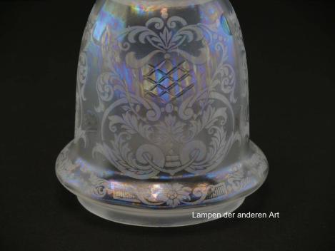 Preview: 3-er Set Jugendstil Lampenschirm gebraucht, glockenförmiges Glas, gelüsterte Oberfläche, Wandung mit Ätzmotiven und geschliffenen Rauten ganzflächig verziert,wulstig abstehender Abschlussrand, Glashalter Griffrand Ø6cm - gemessen 5,7cm, Detail Verzierung