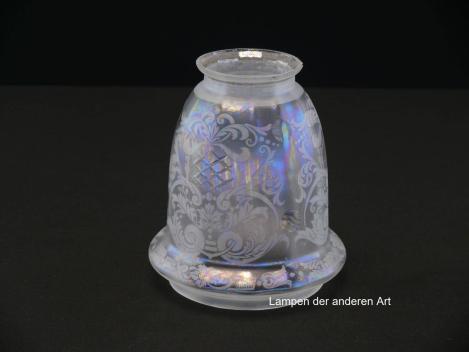 Preview: 3-er Set Jugendstil Lampenschirm gebraucht, glockenförmiges Glas, gelüsterte Oberfläche, Wandung mit Ätzmotiven und geschliffenen Rauten ganzflächig verziert,wulstig abstehender Abschlussrand, Glashalter Griffrand Ø6cm - gemessen 5,7cm, einzeln