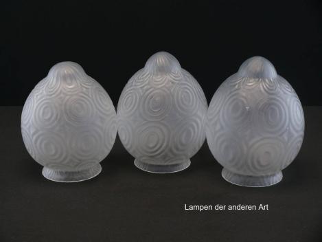 3-er Set Jugendstil Lampenschirm gebraucht, Glas ähnlich einer Kugel, satinierte Oberfläche, kreisförmige erhabene Struktur auf der Oberfläche, halbkugelförmiger Schirmabschluss, Nostalgie Ersatzglas, Glashalter Griffrand Ø8cm