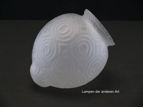 Preview: 3-er Set Jugendstil Lampenschirm gebraucht, Glas ähnlich einer Kugel, satinierte Oberfläche, kreisförmige erhabene Struktur auf der Oberfläche, halbkugelförmiger Schirmabschluss, Nostalgie Ersatzglas, Glashalter Griffrand Ø8cm, liegend