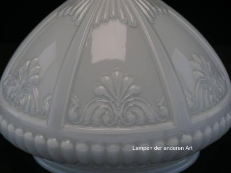 Preview: Jugendstil Lampenschirm gebraucht, geschlossenes Kuppelglas, opal glänzend, Wandung kegelförmig, mit plastischen Ornamenten verziert, Nostalgie Ersatzglas, D: ca.22cm, H: ca.15cm, Glashalter Griffrand Ø15cm, Detail Verzierung