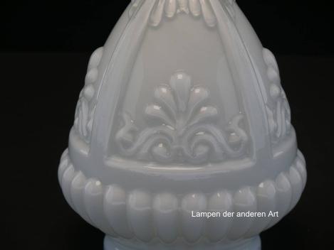Preview: Jugendstil Lampenschirm gebraucht, Glas Zapfenform, opal glänzend, Wandung mit plastischen Ornamenten verziert, Nostalgie Ersatzglas, D: ca.12cm, H: ca.14cm, Glashalter Griffrand Ø8cm, Detail Verzierung