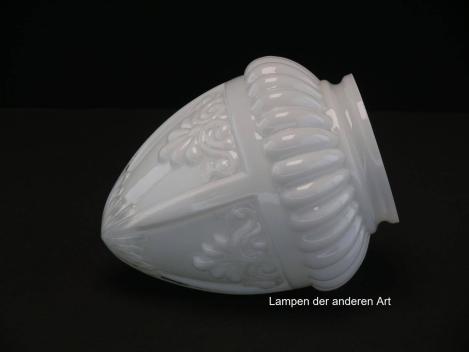 Preview: Jugendstil Lampenschirm gebraucht, Glas Zapfenform, opal glänzend, Wandung mit plastischen Ornamenten verziert, Nostalgie Ersatzglas, D: ca.12cm, H: ca.14cm, Glashalter Griffrand Ø8cm, seitlich