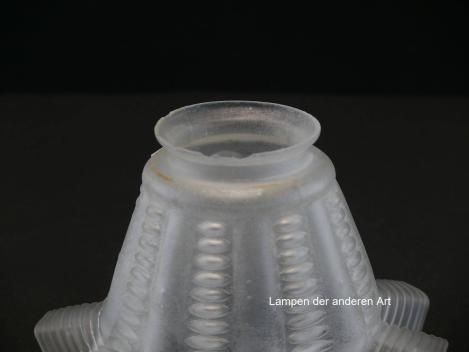 Preview: 2-er Set Jugendstil Lampenschirm gebraucht, stilisierte Blüte, gerillter Abschlussrand, Nostalgie Ersatzglas, D: ca.15cm, H: ca.9cm, Glashalter Griffrand Ø6cm, Detail Griffrand Rostspuren
