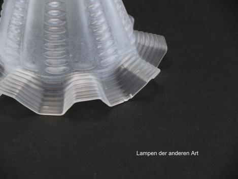 2-er Set Jugendstil Lampenschirm gebraucht, stilisierte Blüte, gerillter Abschlussrand, Nostalgie Ersatzglas, D: ca.15cm, H: ca.9cm, Glashalter Griffrand Ø6cm, Detail Chips