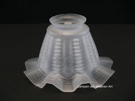 Preview: 2-er Set Jugendstil Lampenschirm gebraucht, stilisierte Blüte, gerillter Abschlussrand, Nostalgie Ersatzglas, D: ca.15cm, H: ca.9cm, Glashalter Griffrand Ø6cm, einzeln