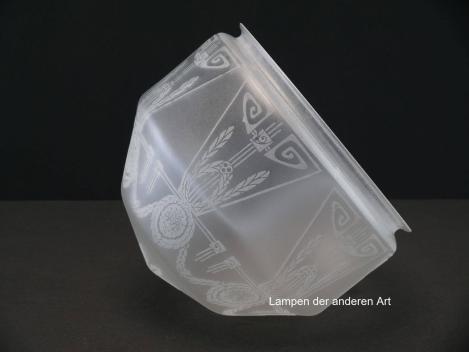 Preview: Jugendstil Lampenschirm gebraucht, schüsselförmiges Kuppelglas, kantige Wandung, umlaufend mit geätzten Motiven verziert, Nostalgie Ersatzglas, D: ca.21cm, H: ca.16cm, Glashalter Griffrand Ø20cm, seitlich
