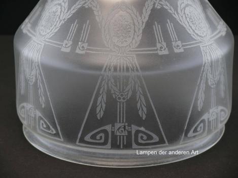 Preview: Jugendstil Lampenschirm gebraucht, schüsselförmiges Kuppelglas, kantige Wandung, umlaufend mit geätzten Motiven verziert, Nostalgie Ersatzglas, D: ca.21cm, H: ca.16cm, Glashalter Griffrand Ø20cm, Detail geätzte Motive