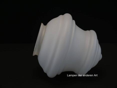 Preview: Jugendstil Lampenschirm gebraucht, Glas weiß satiniert, rauher Grund, mittig geschnürt, oberer und unterer Teil jeweils mehrfach gestuft, Nostalgie Ersatzglas, D: ca.20cm, H: ca.19cm, Glashalter Griffrand Ø10cm, liegend