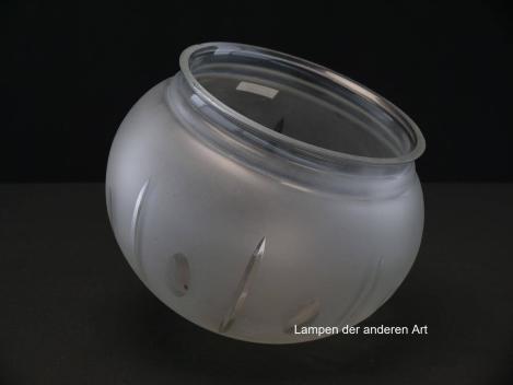 Preview: Jugendstil Lampenschirm gebraucht, antike Kuppel grau satiniert, umlaufende Schliffmotive, im Wechsel Oliven mit geraden Kerben, Nostalgie Ersatzglas, D: ca.20cm, H: ca.15cm, Glashalter Griffrand - Achtung Sondergröße gemessen 16cm, von unten
