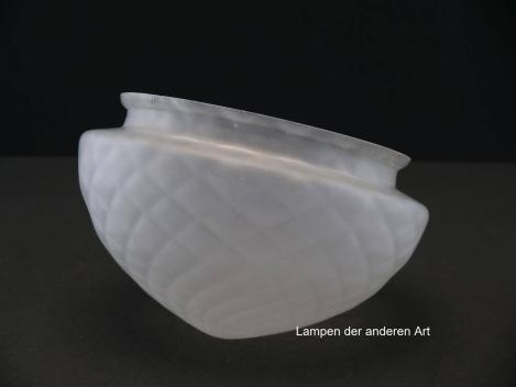 Preview: Jugendstil Lampenschirm gebraucht, antike Kuppel grau satiniert, strukturierte Oberfläche, diagonal angeordnete Rhomben, Nostalgie Ersatzglas, D: ca.19cm, H: ca.11cm, Glashalter Griffrand - Achtung Sondergröße gemessen 16cm, von unten