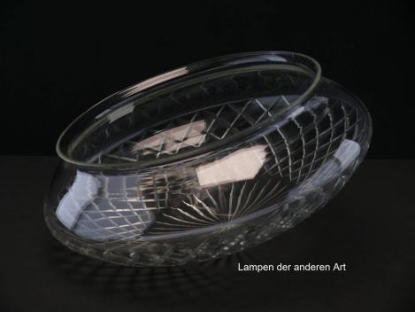 Preview: Jugendstil Lampenschirm gebraucht, antiker original Kuppelschirm, Klarglas, Oberfläche vollflächig schliffverziert, mittig kreisrunder Strahlenkranz, nach außen mit geschliffenen Rhomben abschließend, Ersatzglas, Glashalter Sondergröße Ø23cm, von unten