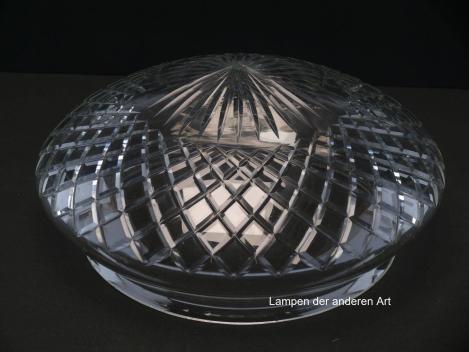 Preview: Jugendstil Lampenschirm gebraucht, antiker original Kuppelschirm, Klarglas, Oberfläche vollflächig schliffverziert, mittig kreisrunder Strahlenkranz, nach außen mit geschliffenen Rhomben abschließend, Glashalter Sondergröße Ø23cm, Detail Schliffdekor