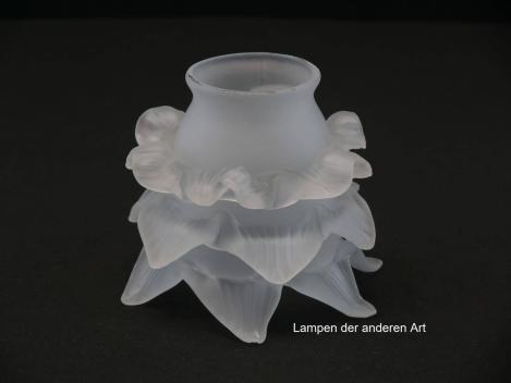 Jugendstil Lampenschirm gebraucht, satiniertes Glas, Form einer Rosenblüte, 3-fach gestuft, versetzt angordnete spitz zulaufende Blütenblätter, Ersatzschirm für Nostalgielampen, D: ca.10cm H: ca.8cm, Glashalter Griffrand Ø6cm