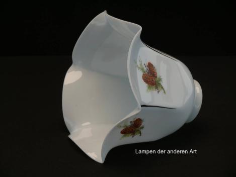 Preview: Jugendstil Lampenschirm gebraucht, opal weißes Glas, Glockenform, sechsfach gekniffene Wandung, dazwischen liegende Segmente mit je einem Nadelzweig und zwei Zapfen dekoriert, Ersatzschirm für Nostalgielampen, Glashalter Griffrand Ø6cm, liegend