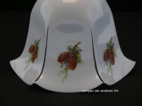 Preview: Jugendstil Lampenschirm gebraucht, opal weißes Glas, Glockenform, sechsfach gekniffene Wandung, dazwischen liegende Segmente mit je einem Nadelzweig und zwei Zapfen dekoriert, Ersatzschirm für Nostalgielampen, Glashalter Griffrand Ø6cm, Detail Dekor