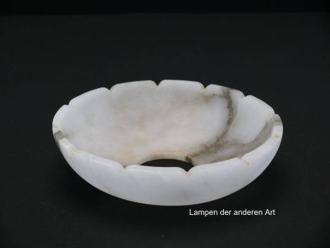 Preview: 5-er Set Alabaster Lampenschalen gebraucht, weiß/grau/braun, farblich zueinander passend aber verschieden marmoriert, geschnitzte Kerben am äußeren Rand imitieren die Form einer Blüte, Nostalgie Ersatzschirm, D: ca.18cm, H: ca.5cm, Loch Ø50mm, Detail