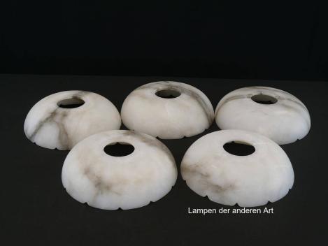 5-er Set Alabaster Lampenschalen gebraucht, weiß/grau/braun, farblich zueinander passend aber verschieden marmoriert, geschnitzte Kerben am äußeren Rand imitieren die Form einer Blüte, Nostalgie Ersatzschirm, D: ca.18cm, H: ca.5cm, Loch Ø50mm
