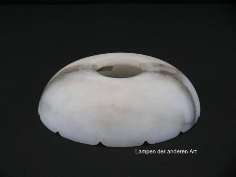 Preview: 5-er Set Alabaster Lampenschalen gebraucht, weiß/grau/braun, farblich zueinander passend aber verschieden marmoriert, geschnitzte Kerben am äußeren Rand imitieren die Form einer Blüte, Nostalgie Ersatzschirm, D: ca.18cm, H: ca.5cm, Loch Ø50mm, gedreht