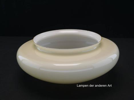 Preview: Lampenschirm gebraucht, runde Form, geschlossenes Glas, elfenbeinfarben, Nostalgie Ersatzglas, D: ca.30cm, Höhe ca.11cm, Glashalter Griffrand Ø20cm - gemessen 19,8cm, von unten