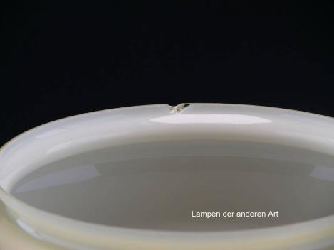 Preview: Lampenschirm gebraucht, runde Form, geschlossenes Kuppelglas, elfenbeinfarben, Nostalgie Ersatzglas, D: ca.30cm, Höhe ca.11cm, Glashalter Griffrand Ø20cm, Detail Griffrand Chip