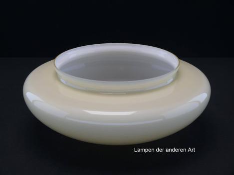 Preview: Lampenschirm gebraucht, runde Form, geschlossenes gewölbtes Glas, elfenbeinfarben, antikes Ersatzglas, D: ca.30cm, Höhe ca.11cm, Glashalter Griffrand Ø20cm, von unten