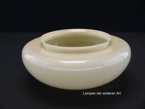 Preview: Lampenschirm gebraucht, runde Form, geschlossenes gewölbtes Glas, elfenbeinfarben, antikes Ersatzglas, D: ca.25cm, Höhe ca.11cm, Glashalter Griffrand - Achtung Sondergröße Ø17cm, von unten