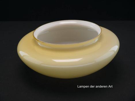 Preview: Lampenschirm gebraucht, runde Form, geschlossenes gewölbtes Glas, elfenbeinfarben, antikes Ersatzglas, D: ca.25cm, Höhe ca.10cm, Glashalter Griffrand - Achtung Sondergröße Ø17cm, von unten