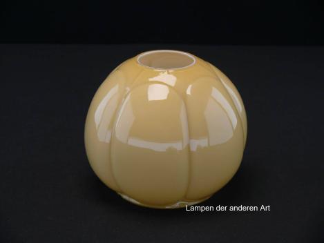 Art Deco Lampenschirm gebraucht, Glas hellgelb, elfenbeinfarben, bauchiger Körper, vertikal hervortretende ovale Felder, Ersatzglas für Nostalgielampen D: ca.13cm, H: ca.11,5cm, Loch Ø45mm