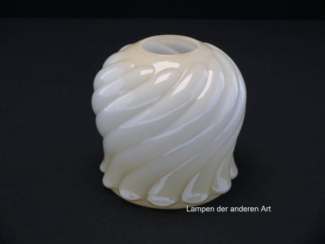 Jugendstil Lampenschirm gebraucht, Glas hellgelb cremefarben glänzend, gerillte Wandung diagonal verzogen, Tulpenform, Ersatzglas für alte Lampen D: ca.12,5cm, H: ca.12cm, ohne Glashalter Griffrand, Loch Ø45mm