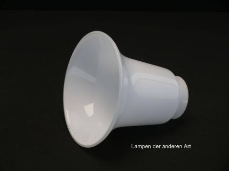 Preview: Jugendstil Lampenschirm gebraucht, Glas opal weiß, glänzend, glatte Wandung, aufgezogene Zylinderform, Ersatzglas für alte Lampen, D: ca.13,5cm, H: ca.12cm, Glashalter Griffrand Ø6cm, seitlich