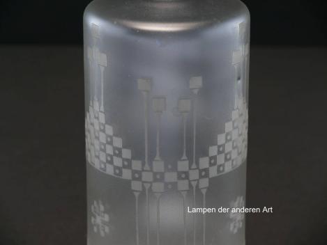 Jugendstil Lampenschirm gebraucht, antikes Glas grau satiniert, rundum mit Ätzdekor verziert, gerader Zylinder mit kurzem Dorn im Boden, Ersatzglas für alte Lampen, D: ca.8,5cm, H: ca.16,5cm, Glashalter Griffrand Ø8cm, Detail Glaseinschmelzung