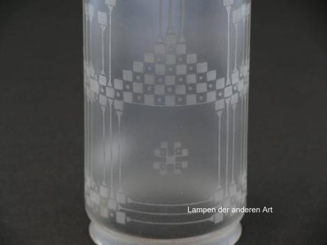 Preview: Jugendstil Lampenschirm gebraucht, antikes Glas grau satiniert, rundum mit Ätzdekor verziert, gerader Zylinder mit kurzem Dorn im Boden, Ersatzglas für alte Lampen, D: ca.8,5cm, H: ca.16,5cm, Glashalter Griffrand Ø8cm, Detail Ätzung