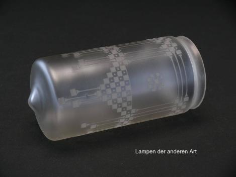 Preview: Jugendstil Lampenschirm gebraucht, antikes Glas grau satiniert, rundum mit Ätzdekor verziert, gerader Zylinder mit kurzem Dorn im Boden, Ersatzglas für alte Lampen, D: ca.8,5cm, H: ca.16,5cm, Glashalter Griffrand Ø8cm, liegend
