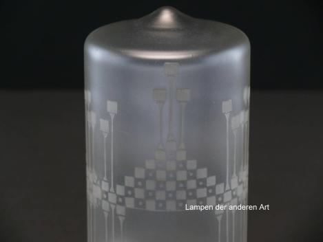 Preview: Jugendstil Lampenschirm gebraucht, antikes Glas grau satiniert, rundum mit Ätzdekor verziert, gerader Zylinder mit kurzem Dorn im Boden, Ersatzglas für alte Lampen, D: ca.8,5cm, H: ca.16,5cm, Glashalter Griffrand Ø8cm, Detail Dorn
