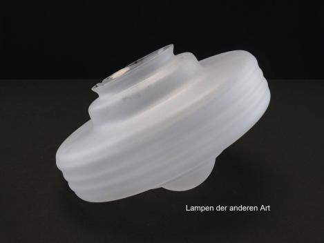 Preview: Art Deco Lampenschirm gebraucht, Glas grau satiniert, getreppte Wandung, final mit kleiner Kuppel, Ersatzglas für antike Lampen, D: ca.26cm, H: ca.14cm, Glashalter Griffrand Ø10cm, von unten, Chips am Griffrand