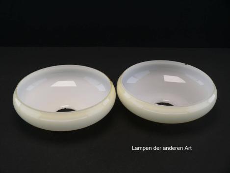 Preview: 2-er Set Art Deco Lampenschale gebraucht, Glas, hellgelb außen, weiß innen, glatte glänzende Oberfläche, Nostalgie Ersatzglas, D: ca.20cm, H: ca.6,5cm, ohne Glashalter Griffrand, Loch  Ø45mm, von innen