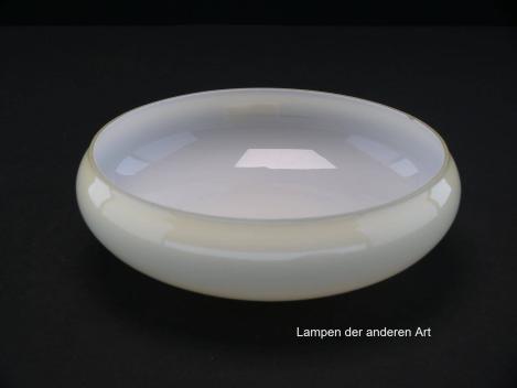 Preview: 2-er Set Art Deco Lampenschale gebraucht, Glas, hellgelb außen, weiß innen, glatte glänzende Oberfläche, Nostalgie Ersatzglas, D: ca.20cm, H: ca.6,5cm, ohne Glashalter Griffrand, Loch  Ø45mm, einzeln von innen